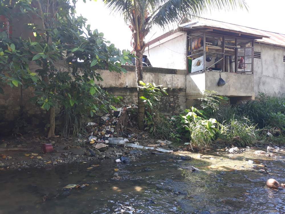 Tampak sampah yang di buang oleh oknum masyarakat yang tidak bertanggung-jawab ke dalam kali Sborhoinyi (ft/SO)