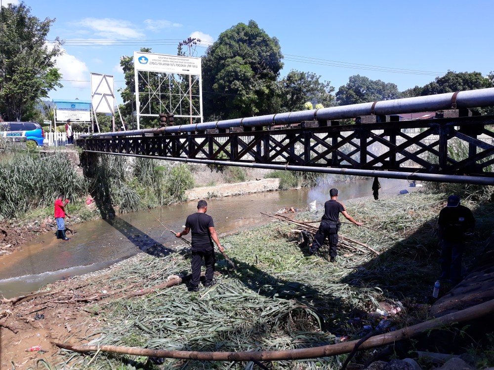 Suasana pembersihan bantaran kali sborhoinyi, oleh anggota Brimom dan masyarakat tepatnya di bawah jembatan STM Kota raja (ft/SO)