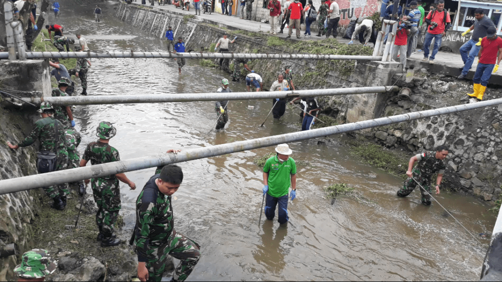 suasana kerja bhakti TNI peduli lingkungan bersama Pemerintah Kota Jayapura beberapa waktu lalu, di sepanjang bantaran kali Acay (ft/SO)