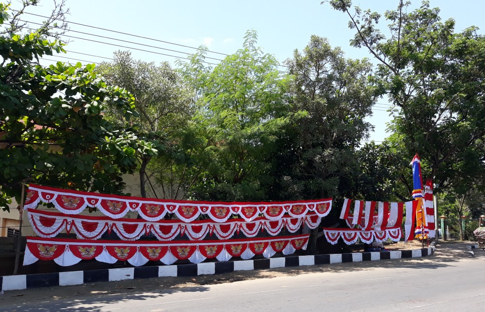 Suasana penjualan umbul umbul depan jalan raya padang bulan ( ft/ SO)
