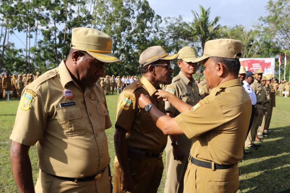 Suasana penyamatan pin Dirgahayu RI ke -73 , oleh PLH Sekda Kota Jayapura Drs.M.Nurjainuddin Konu, kepada Asisten III Dr.Frans Pekey, M.Si ( ft/ Humas Kota )