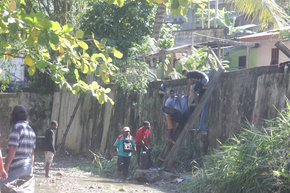 Tampak pemuda GKI Sborhoinyi, saat membersihkan kali (ft/SO)