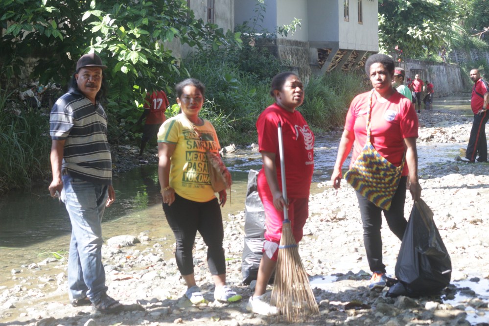 Suasana pembersihan kali sborhoinyi oleh pegawai kelurahan (ft/SO)