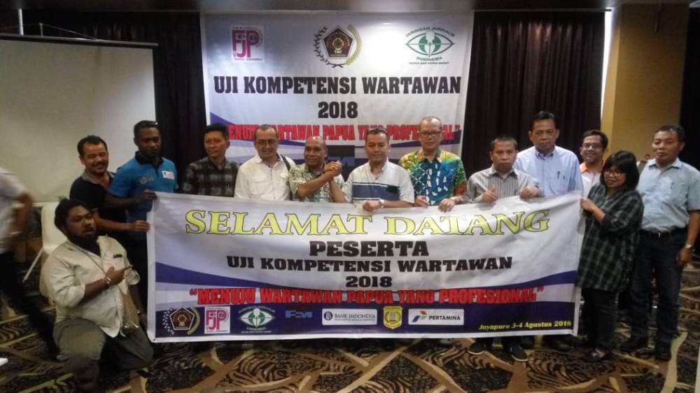 Fota bersama panitia UKW, perwakilan PT. Freeport Indonesia, sekretaris PWI Papua dan para Penguji dari PWI pusat (ft/SO)