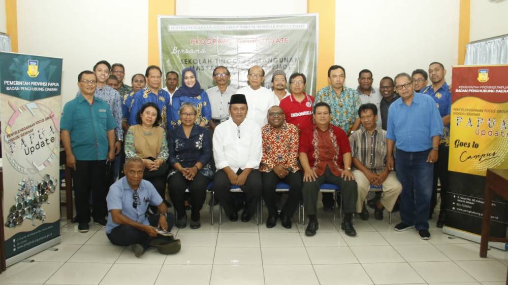 Caption: foto bersama kepala penghubung pemprov papua di jakarta, Alexander Kapisa dan Ketua STPMD