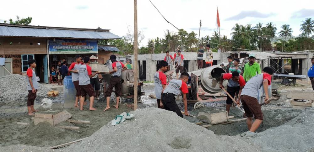 Saat pencampuran smen dan material oleh gerakan Pramuka . ( Dok pribadi Ka Ita)