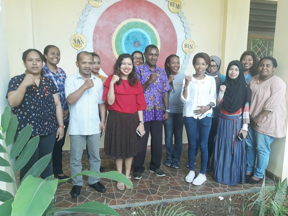 Foto bersama peserta Ngopi Jahe: Ngobrol Pemilu untuk Kota Jayapura Hebat bersama Ketua Banwaslu Kota Jayapura ( Foto: Sonya )