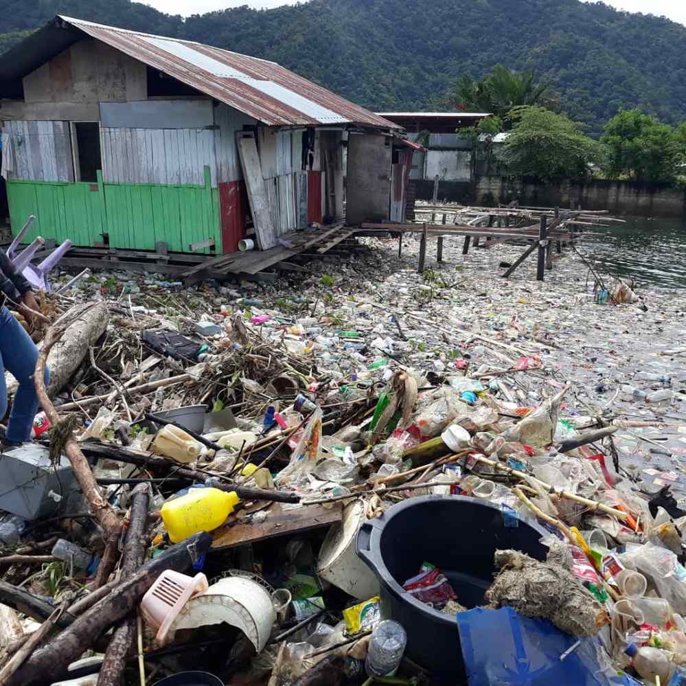 Rumah bapak Dikanor Ohee, 60 tahun yang dikelilingi sampah dari limbah rumah tangga. Rumah Bapak Ohee terletak muara Kali Kamwolker Distrik Heram Kelurahan Waena di Kampung Yoka, dipinggiran Danau Sentani (Foto: sonya Obinaru)