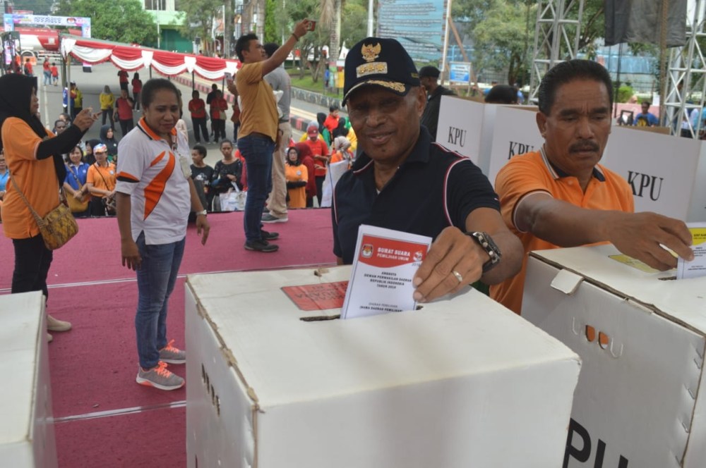 Wali Kota Jayapura DR. Benhur Tommi Mano, MM, melalukab simulasi pemungutan suara di taman Imbi. ( Foto : Humas ).