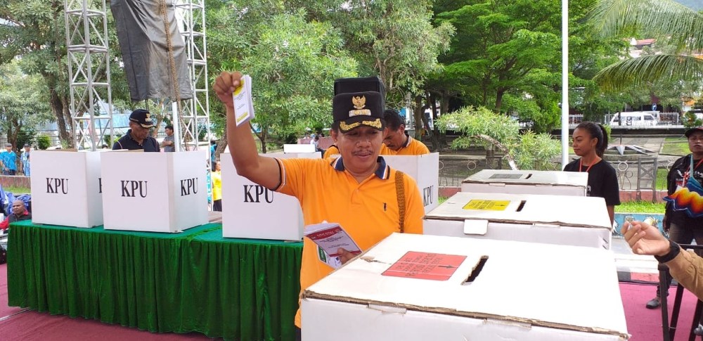 Wakil Wali kota Jayapura Ir.H.Rustan Saru, MM , melakukan simulasi pemungutan suara di taman Imbi ( Foto: Humas )