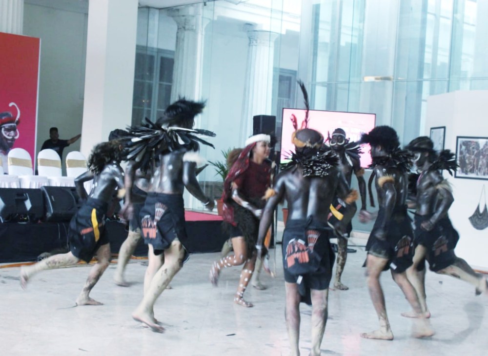 Penari saat menambilkan tarian khas masyarakat Jayawijaya .( Foto : Vin)