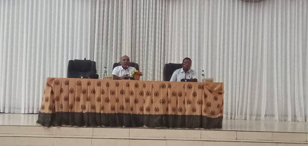 Bupati Abock Busup, memberikan arahan kepada 517 kepla kampung dan 51 kepala distrik di Dekai kabupaten Yahukino. ( Foto: Paul/ Diskominfo Yahukimo)