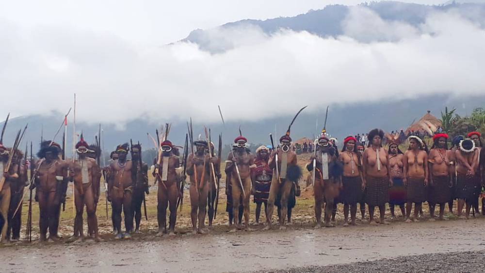 Para penari dari Suku Dani pada pembukaan FBLB 2019 di Distrik Walesi.( Foto: Vina)