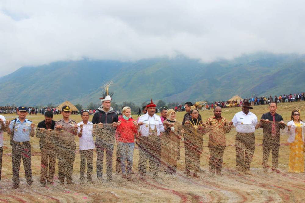 Menteri P3A bersama Bupati dan para Duta besar saat menunjukan Noken Raksasa pada pembukaan FBLB 2019 di Distrik Walesi -Jayawijaya ,Papua.( Foto : Vina)