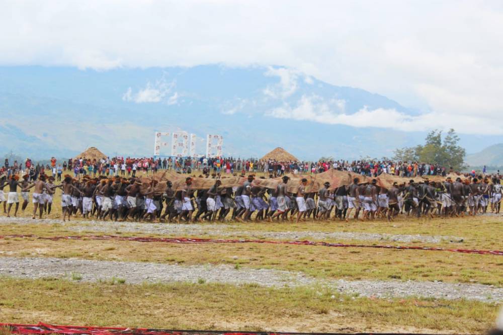 Para penari kolosan saat mengarak Noken Raksasa pada pembukaan FBLB 2019 ke-30 di Distrik Walesi Jayawijaya .( Foto : Vina)